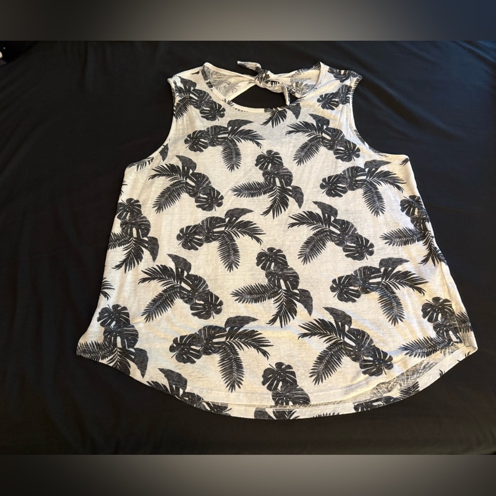 Women’s Old Navy Black and white Palm Print open tie back Tank Top in size XL